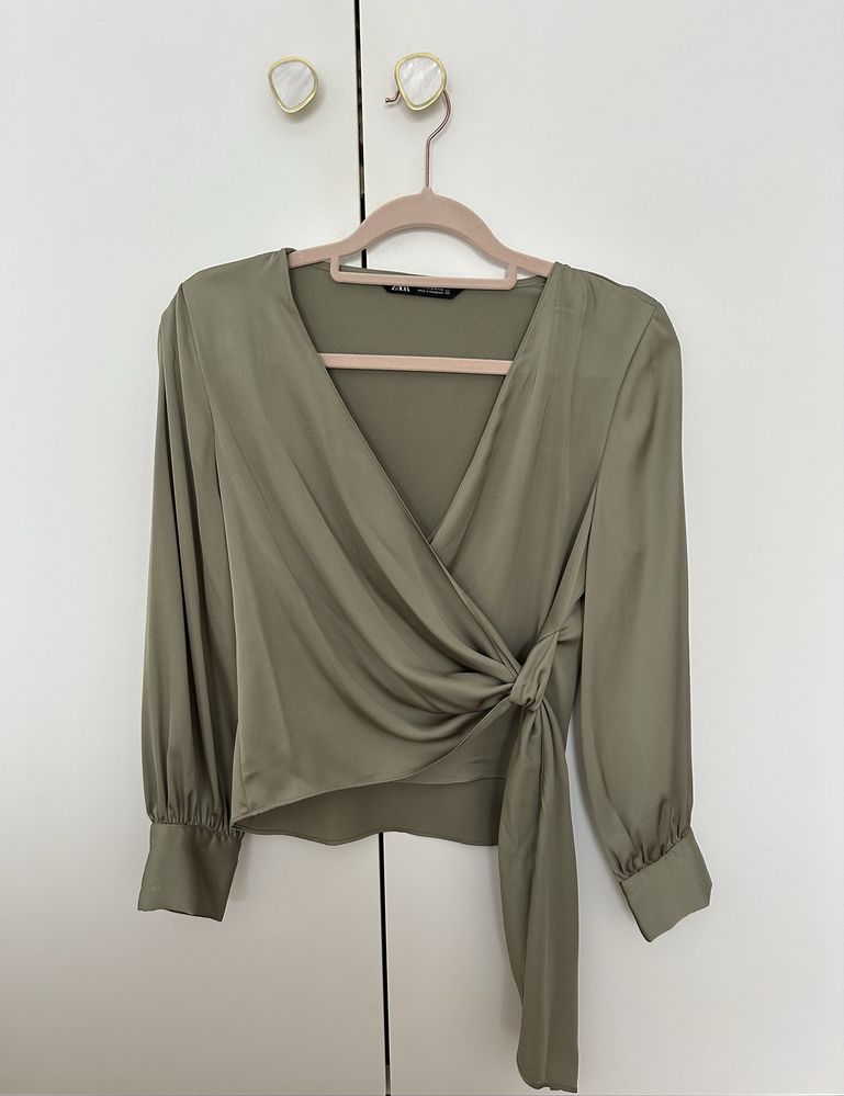 Blusa acetinada verde ZARA