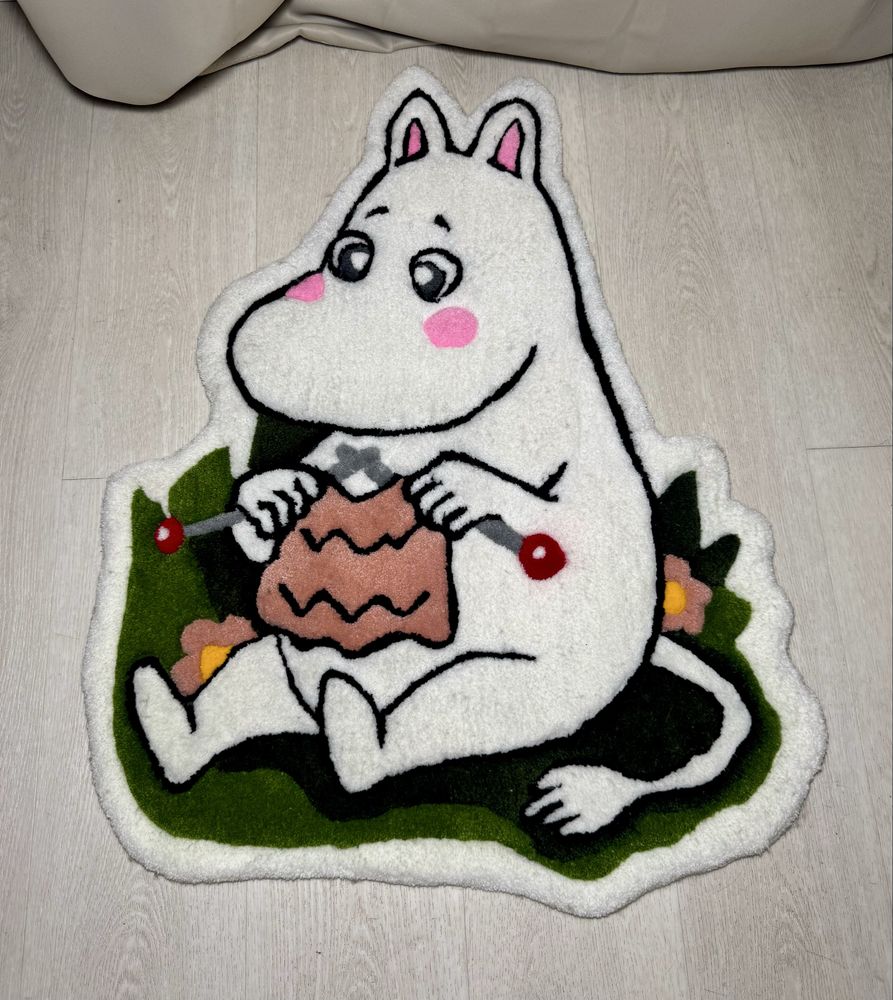 Ręcznie wykonany dywan tuftingowy – Muminek – 81 x 61 cm