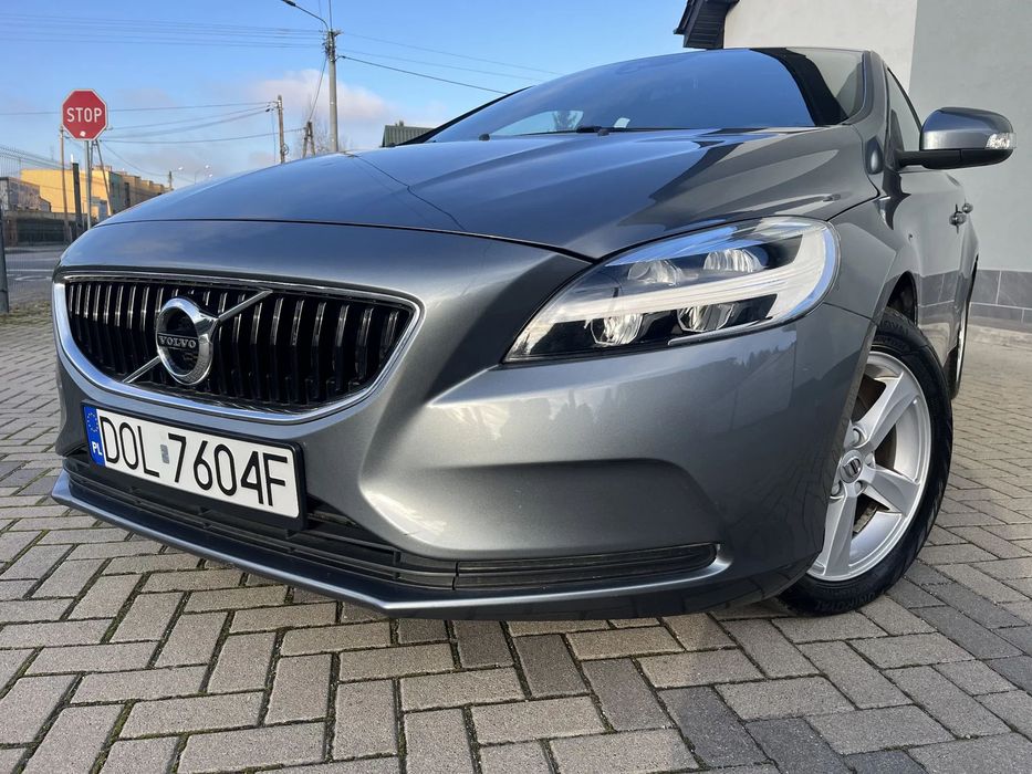 Volvo V40 LIFT, 2.0 Benzyna,, Nawigacja, Niski Przebieg, Hak