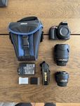 KIT Nikon D5600 + 2 Objetivas (18-140mm + 35mm) + 2 Baterias + Capa