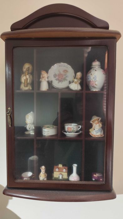 Expositor com miniaturas de loiças