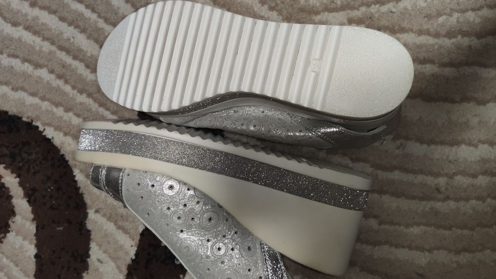 Босоножки-кросовки на танкетке