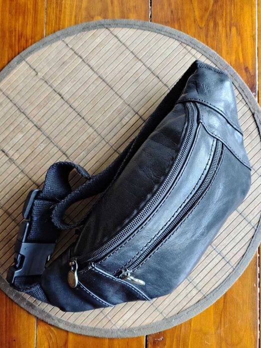 Сумка - бананка шкіряна . Італія .