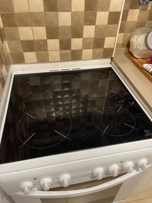 Fogão com placa e forno elétrico Indesit