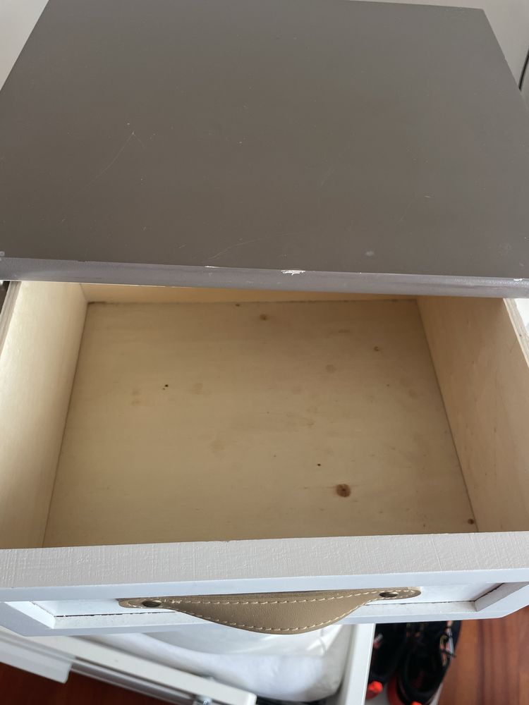 Mesa pequena de arrumos