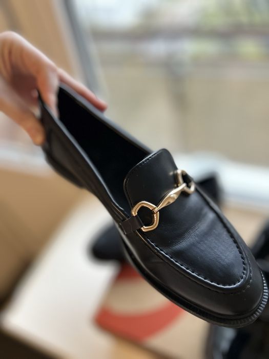 Стильні чорні лофери з золотистою фурнітурою. Vegan Friendly.