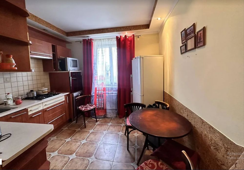 Простора 3-кімнатна квартира у центрі Хмельницького