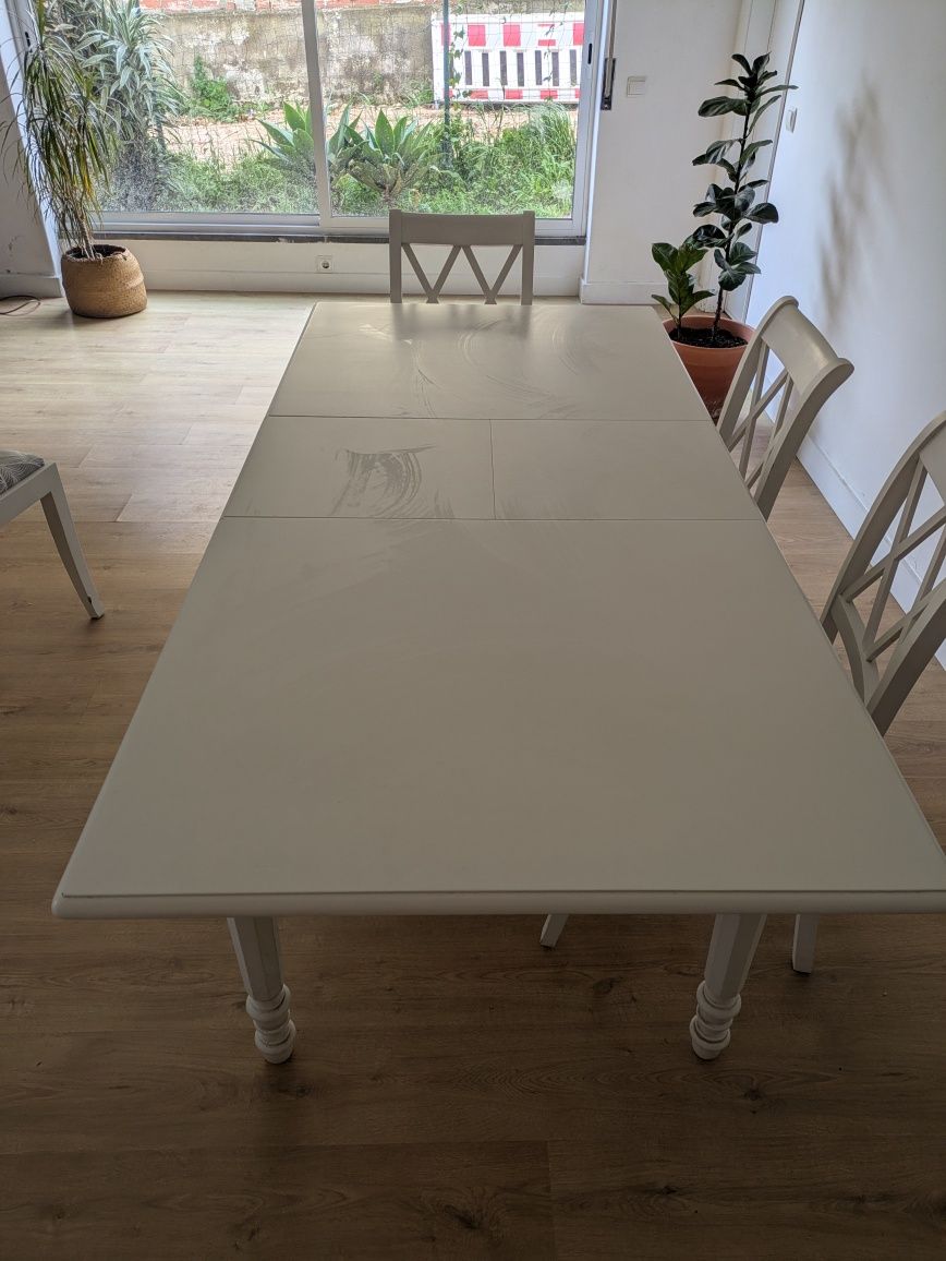 Mesa de jantar e seis cadeiras da Homes in Heaven