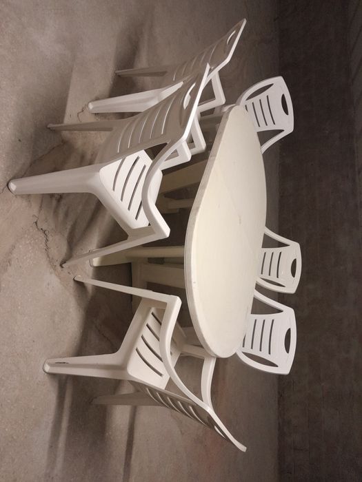 Mesa de plástico grande extensível, oito cadeira e carrinho