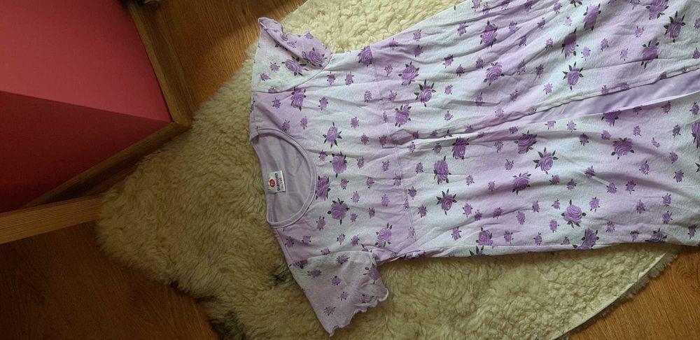 Piękna fioletowa sukienka w kwiaty r 146