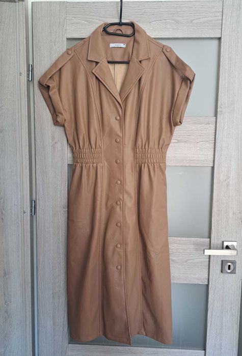 Sukienka beżowa.