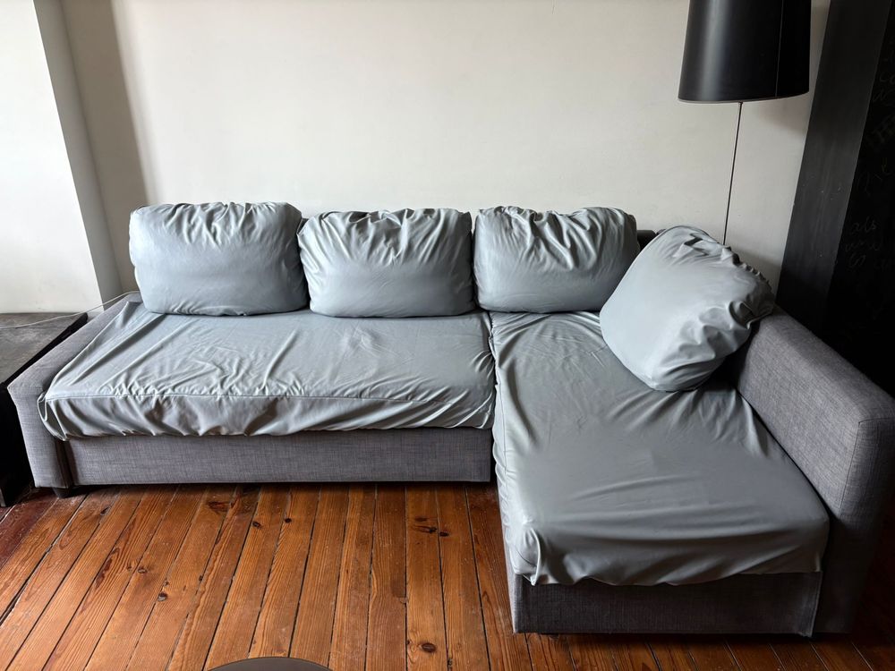 Sofá-cama IKEA de canto com chaise longue e baú FRIHETEN