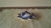 Ozdobny, ceramiczny talerzyk z przykrywką.