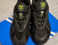 Оригінальні кросівки adidas.