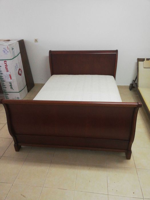 Cama 140 x 190 de mafeira