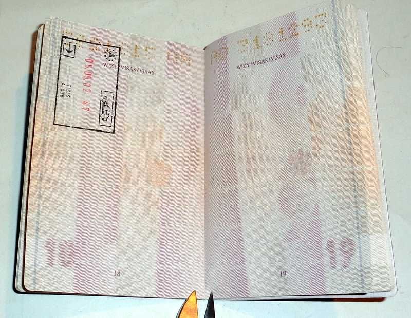 Stary zdeaktualizowany Paszport Polski z 2002r.