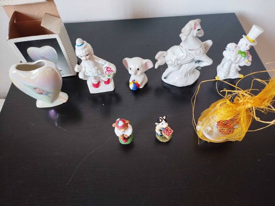 Pequenas peças de louça de decoração algumas antigas