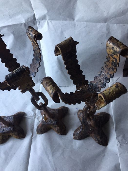 Muito antigos castiçais feitos manual