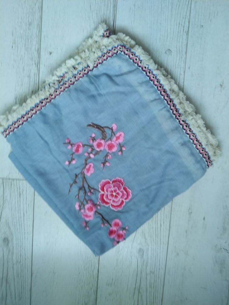 Duża niebieska chusta chustka boho haftowana kwiaty kwiatki błękitna
