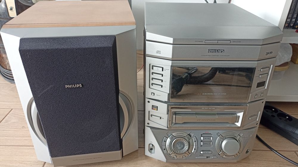 Stara retro vintage wieża Philips FW-R8/22 z głośnikami i nagrywarką