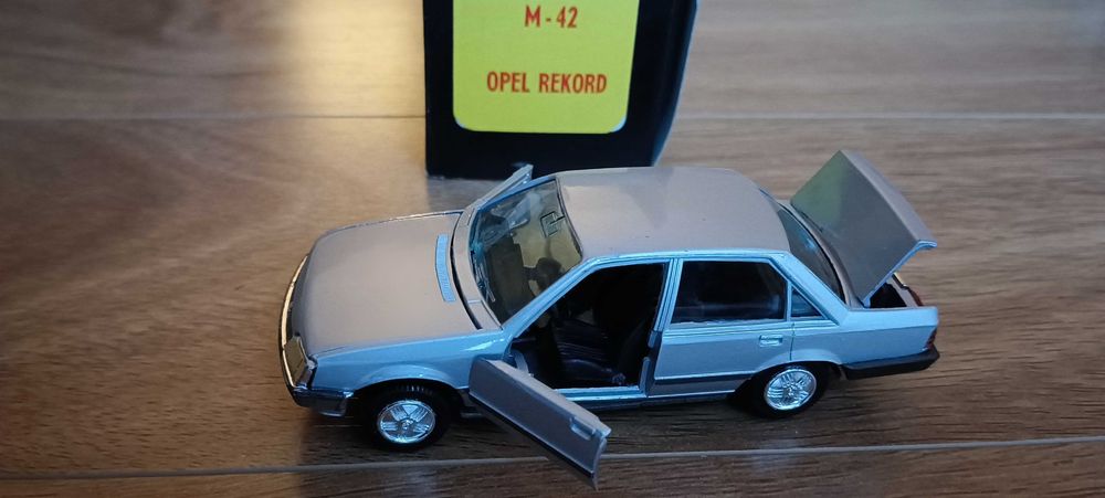 Opel Rekord 1/43 Luso Toys