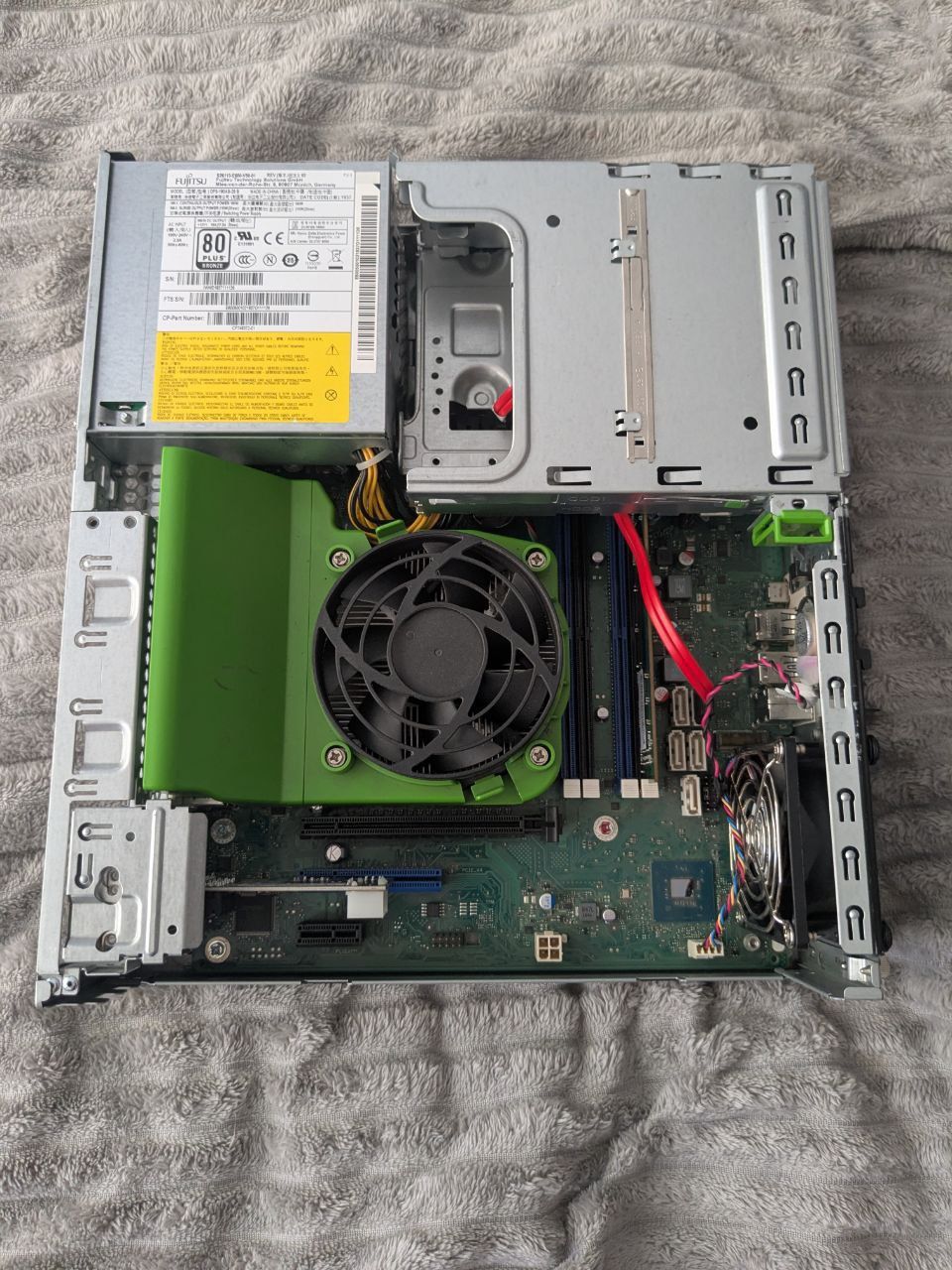 Fujitsu ESPRIMO D738 i3-8100 / 4GB DDR4 / 128GB SSD

Intel Core i3-810