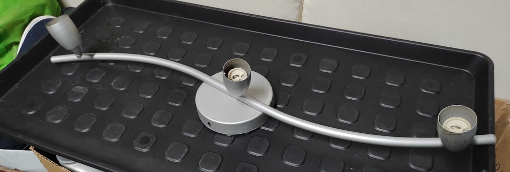 Candeeiro teto  novo
Armaduras com lampadas
vendo 
Para desocup