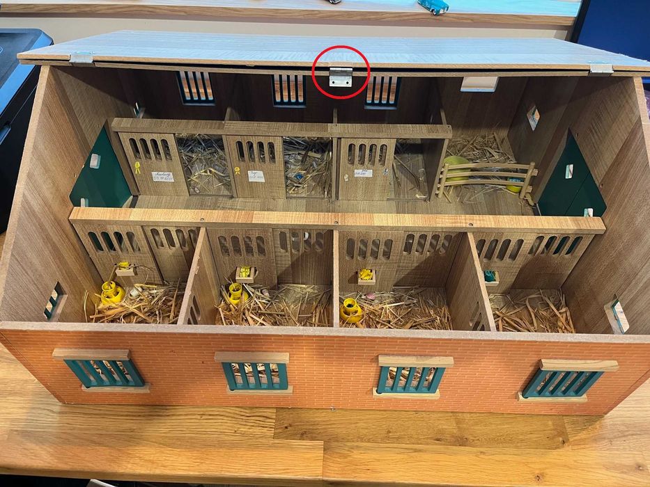 Stajnia drewniana duża Schleich ,7 box+ budynki, samochód i drobiazgi