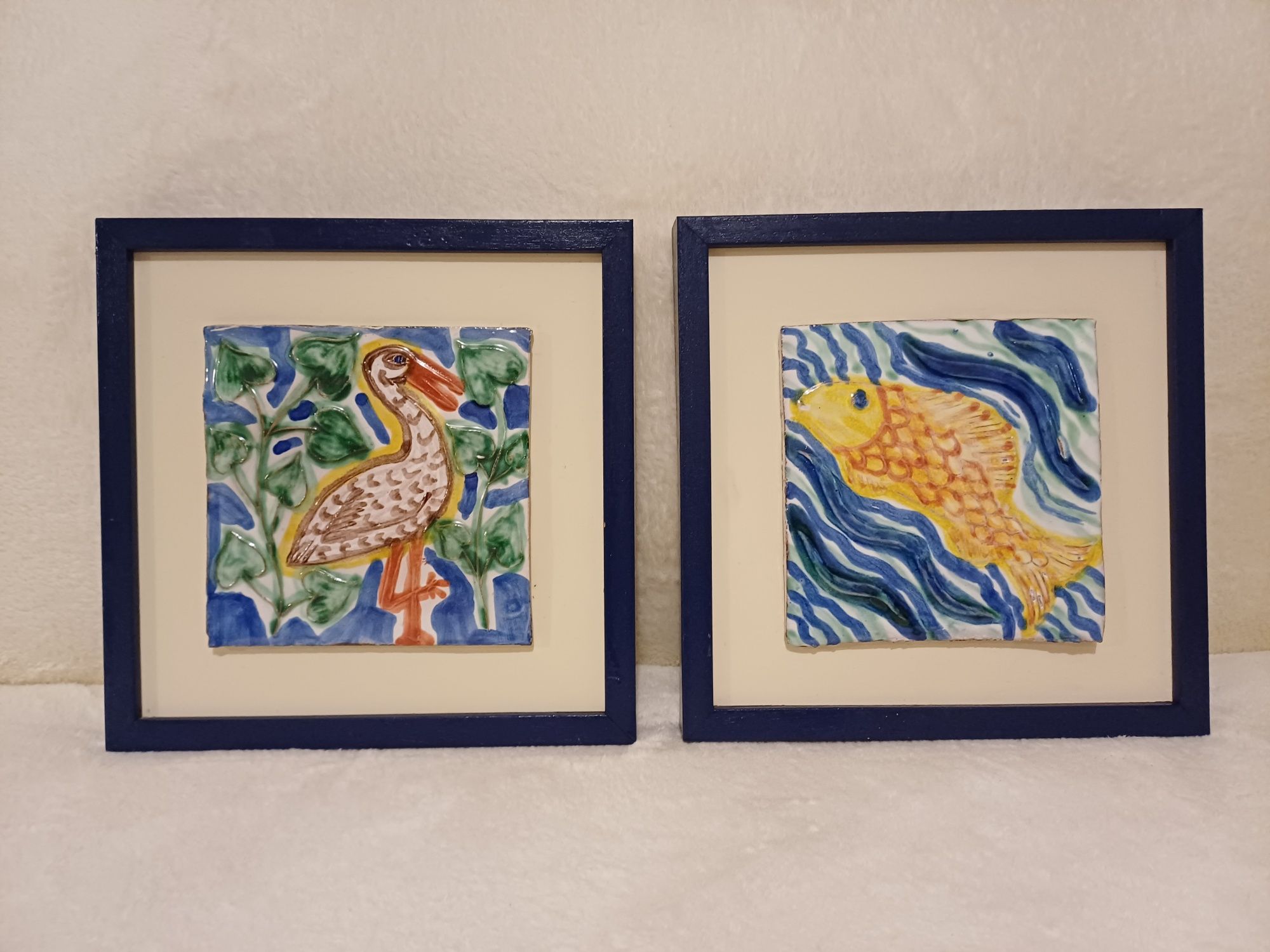2 quadros de arte/pintura em azulejo (garça e peixe)