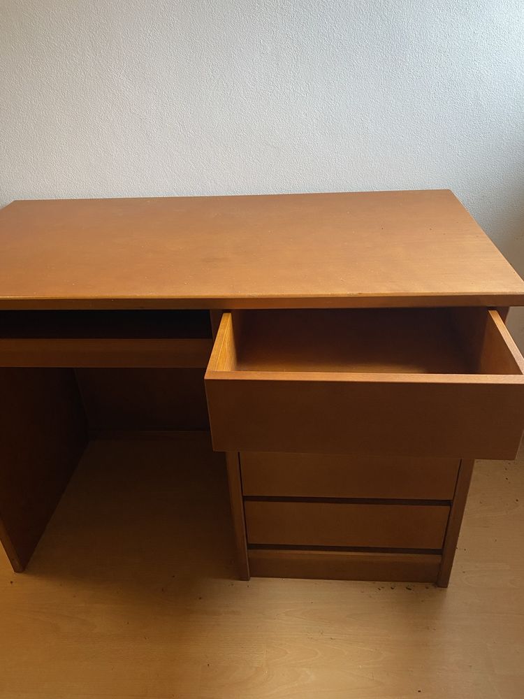 Secretaria com cadeira