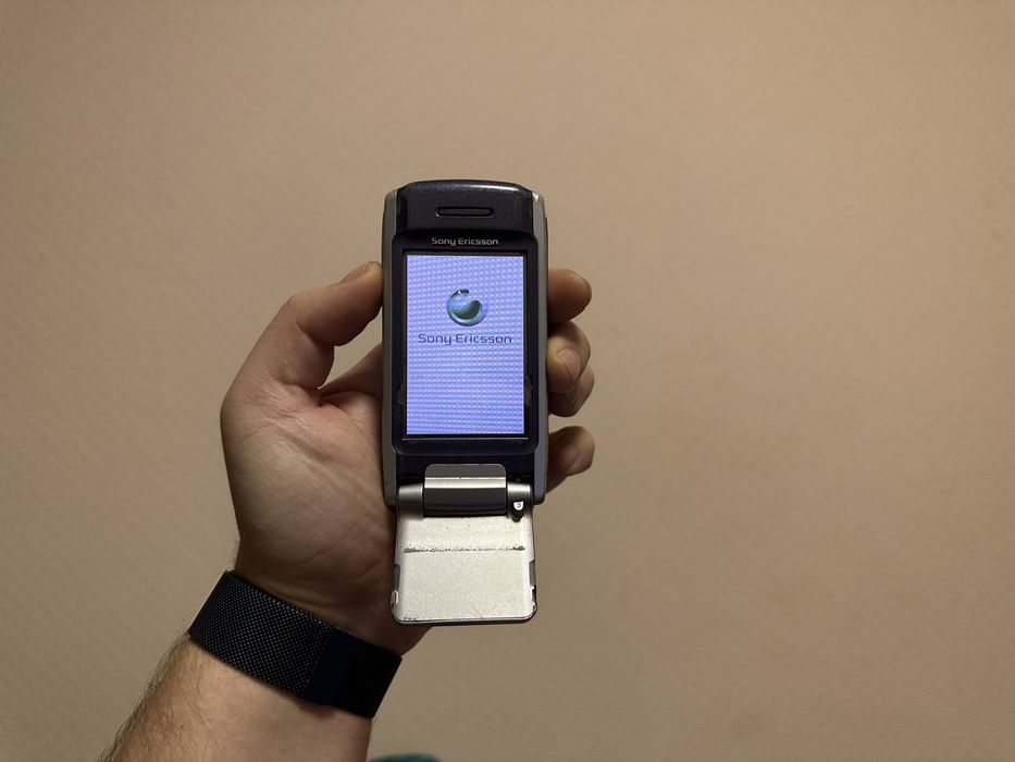 На деталі sony ericsson p900