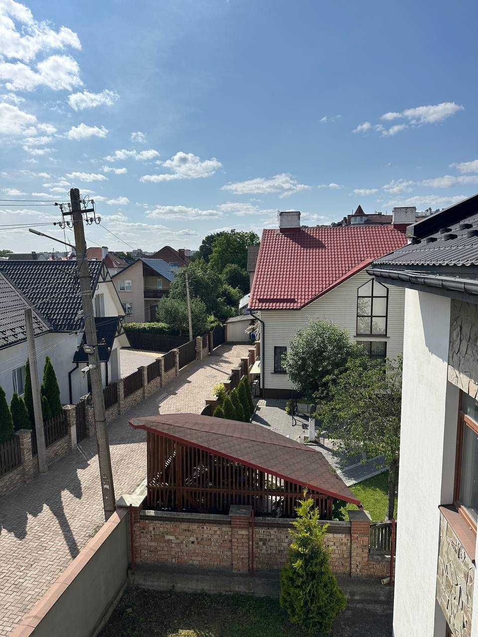 Продаж ЗДАНОГО дуплекса з Гаражем неподалік центру 2.5сот землі.