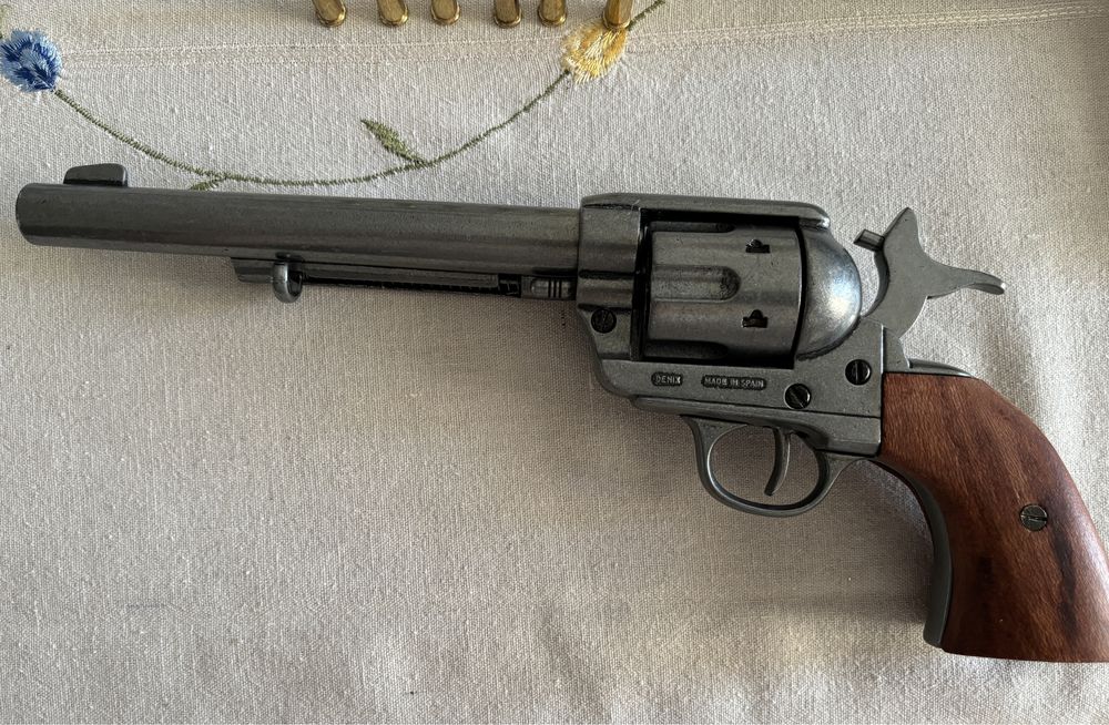 Réplica Denix Colt .45 Cal. Cavalry USA 1873 + suporte de exposição