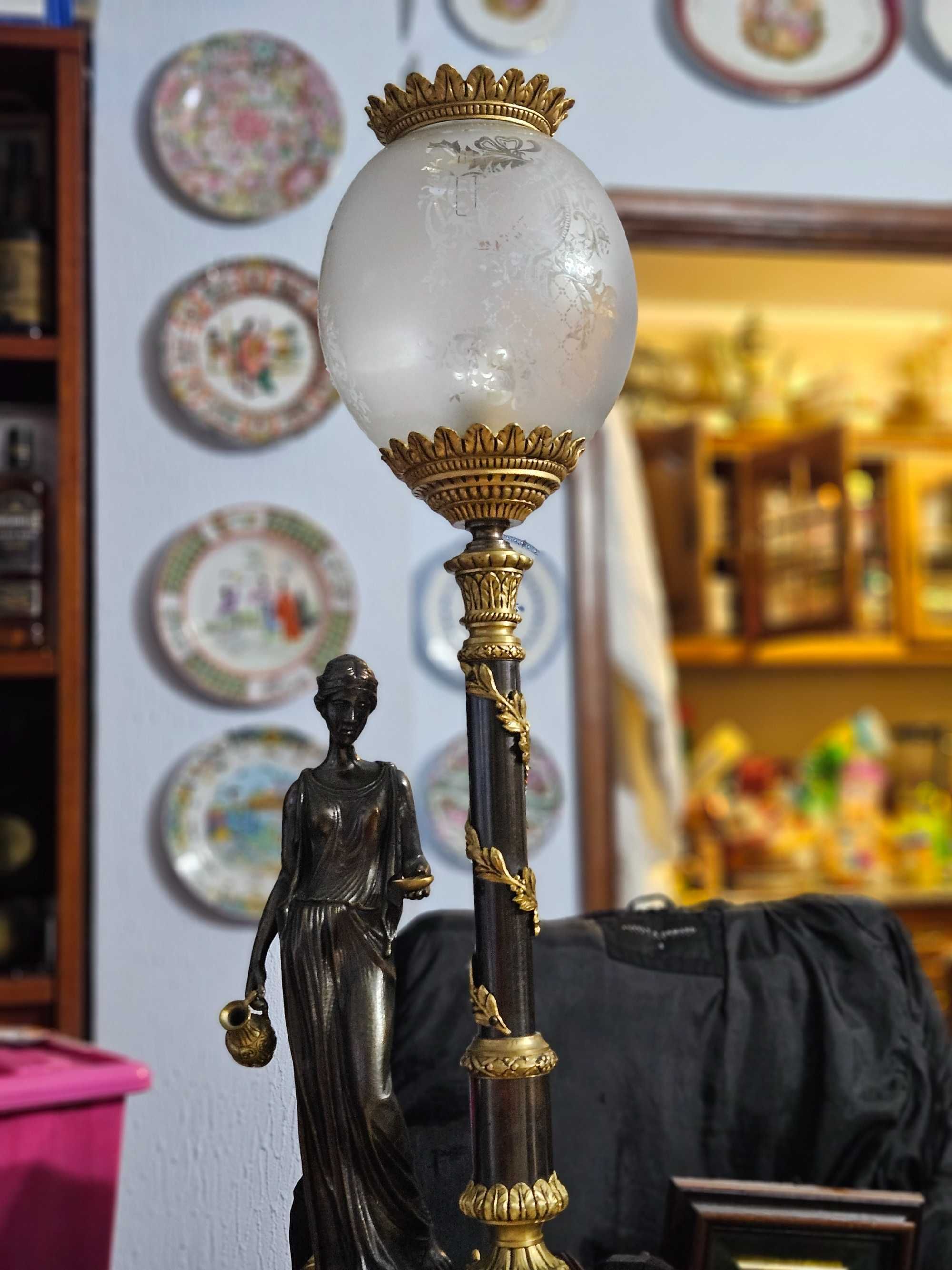Candeeiro com estátua em latão
