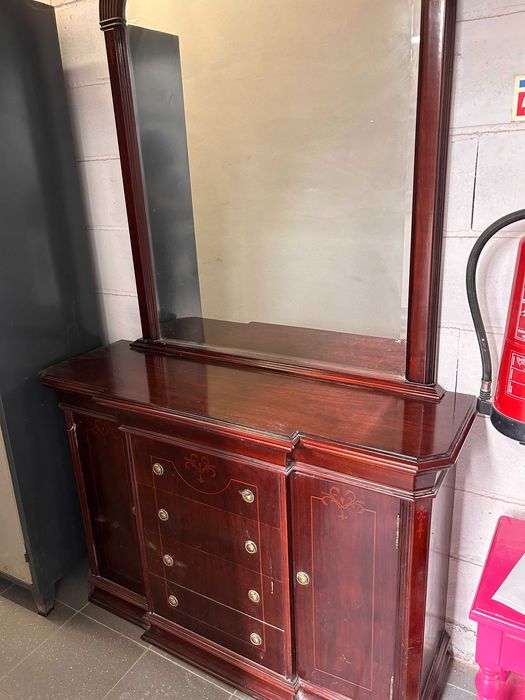 Aparador com espelho