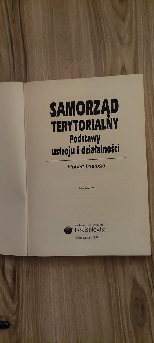 Książka "Samorząd terytorialny. Podstawy ustroju i działalności"