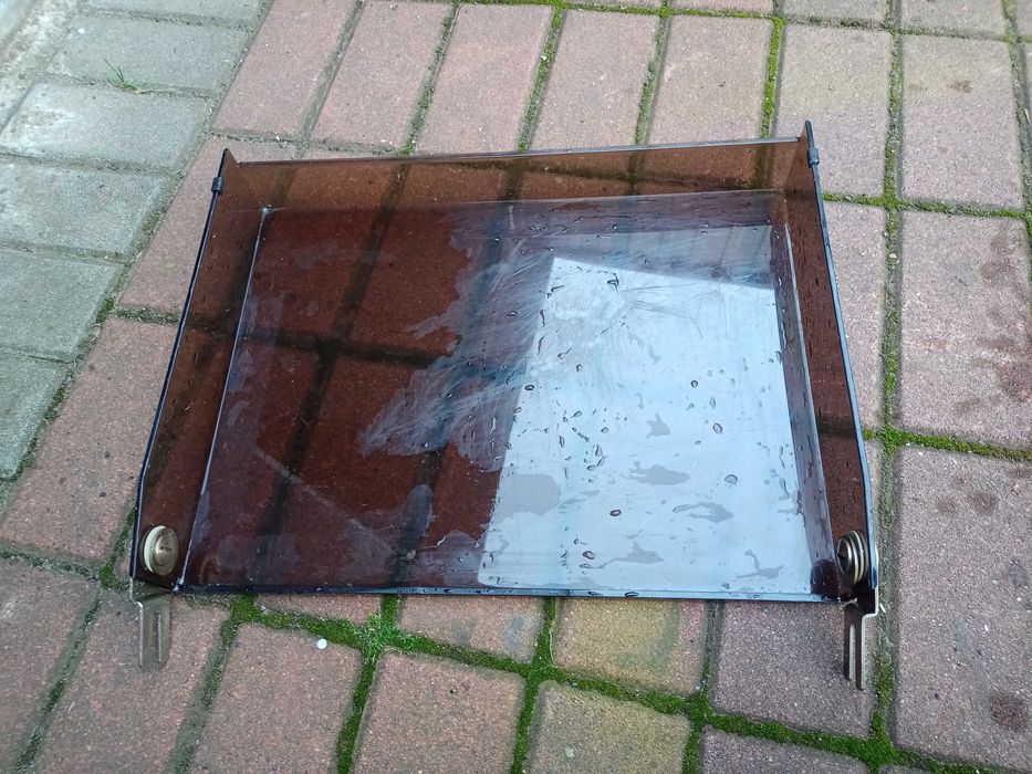 Pokrywa gramofonu lub magnetofonu.