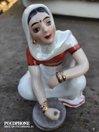 Индианка с жерновами Киев керамика фарфор.