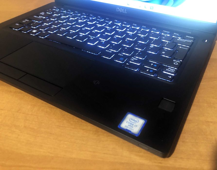 Laptop DELL 7390 Intel® Core™ i7-8th 8GB 256GB SSD USB-C™ FHD podświet