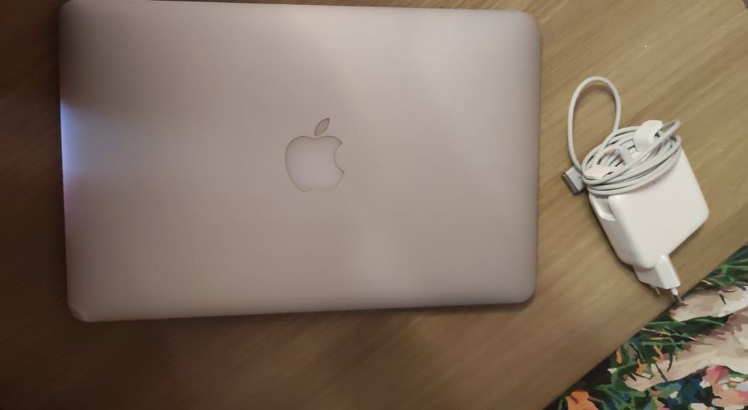 MacBook Air 2013 року в гарному стані