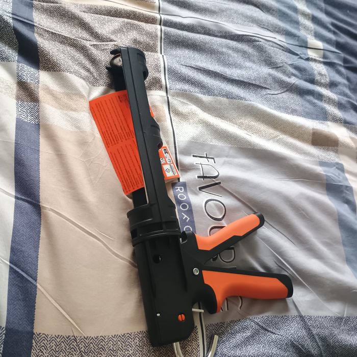 Pistolet do silikonu