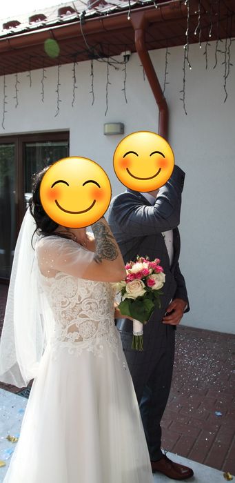 Suknia ślubna z welonem i narzutką