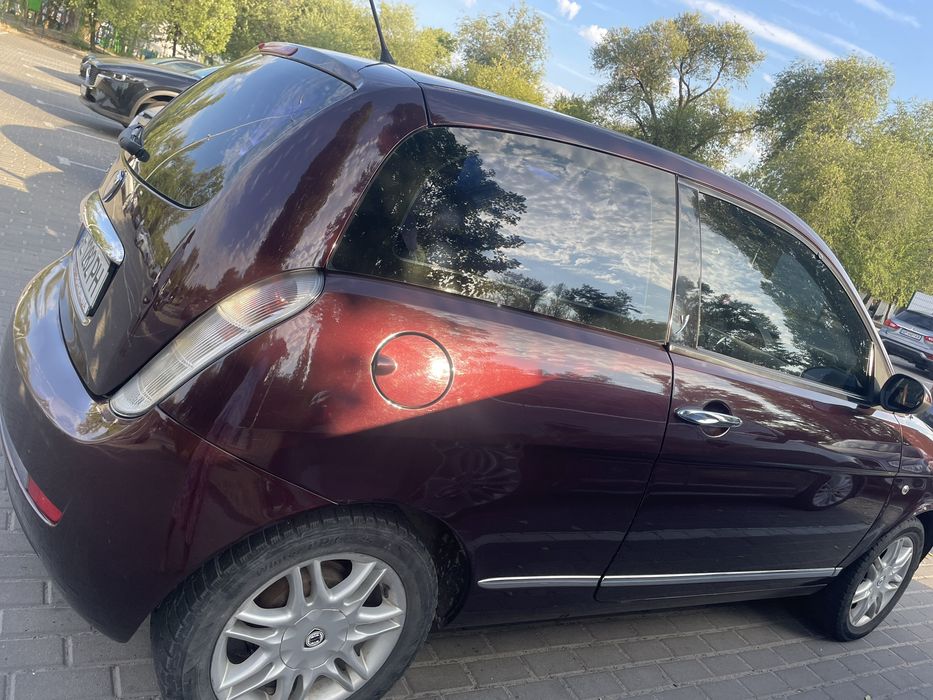 Lancia ypcilon женская машина