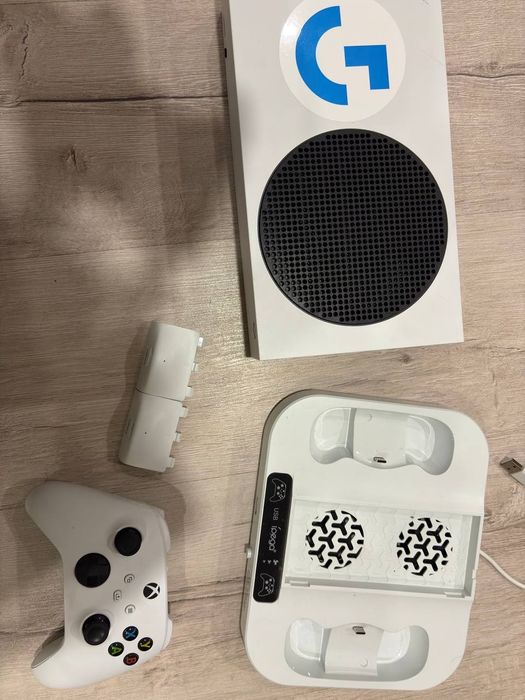 Продам XBOX series s 512gb + докстанція та дві батареї