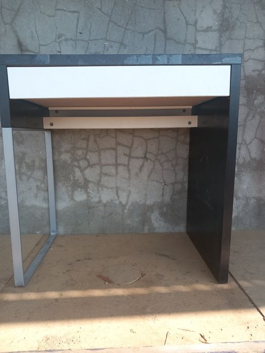 Vendo secretária mais cadeira