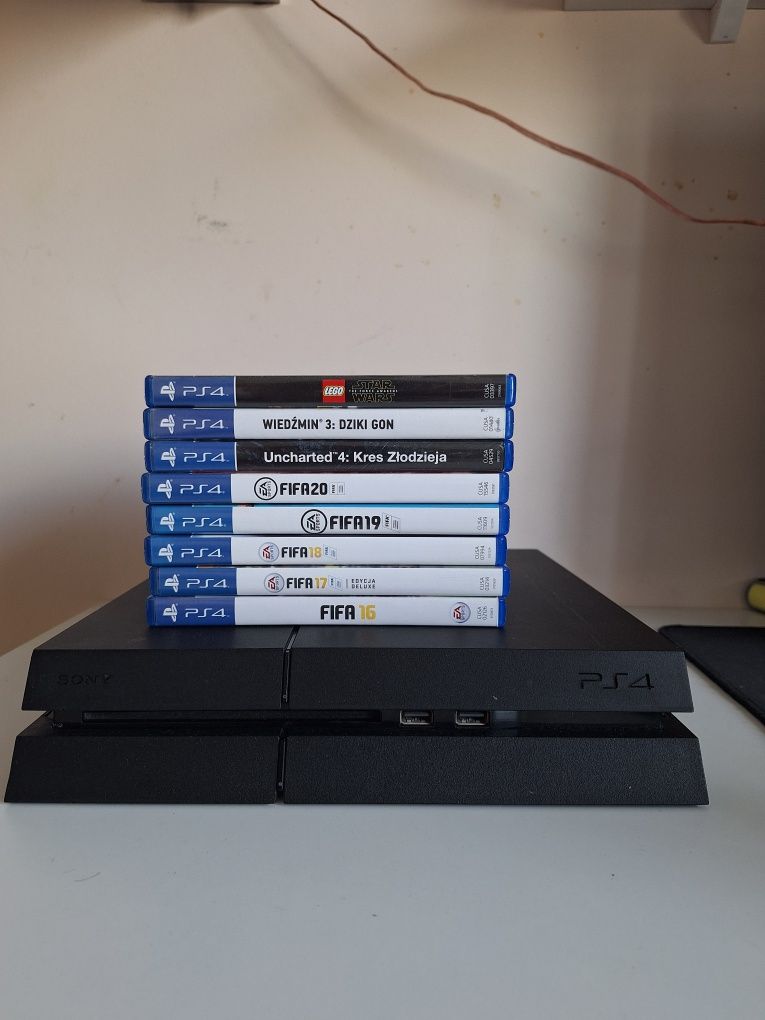 Konsola playstation 4 ps4 z padem dualshock 4 i grami