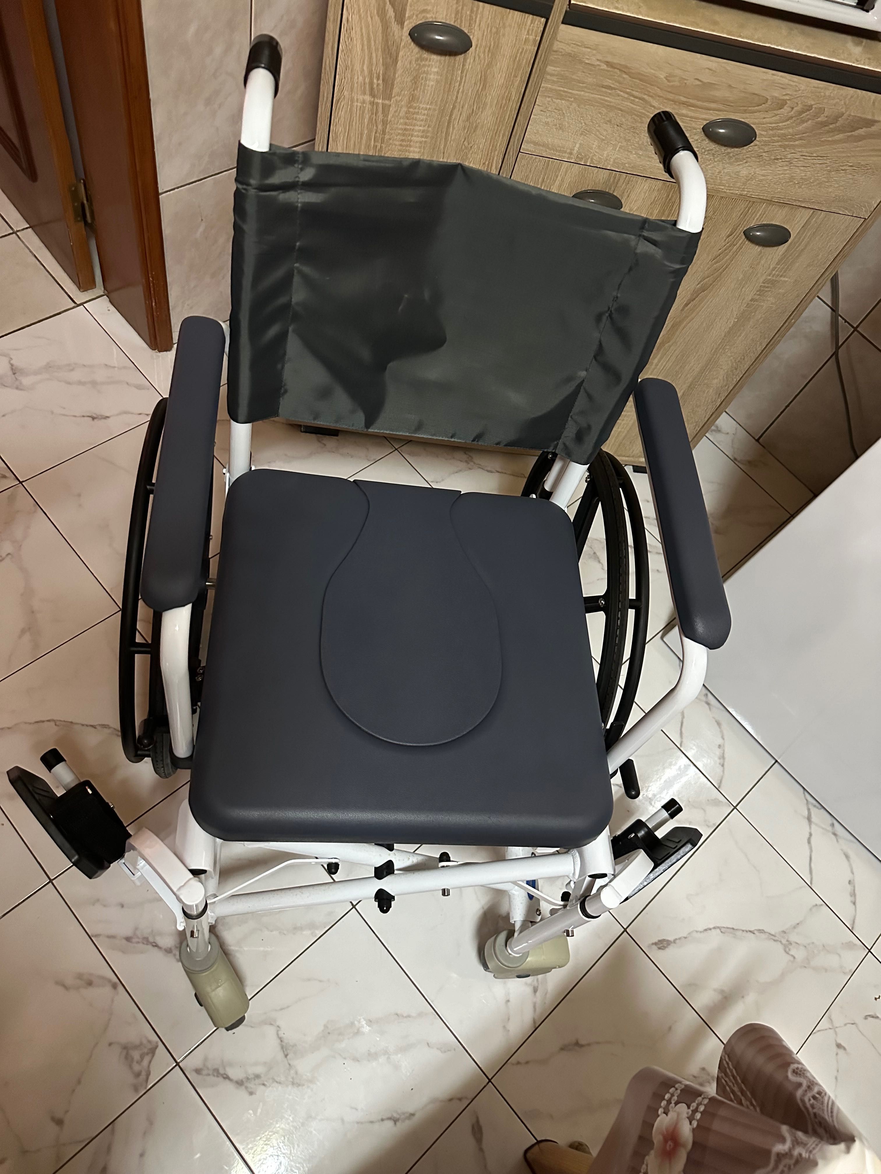 Cadeira de rodas com sanitário