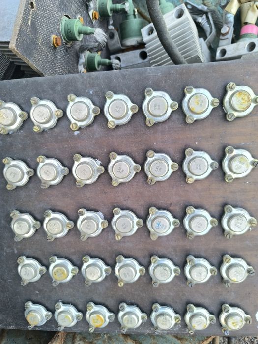 Транзисторы П210Б на радиаторе