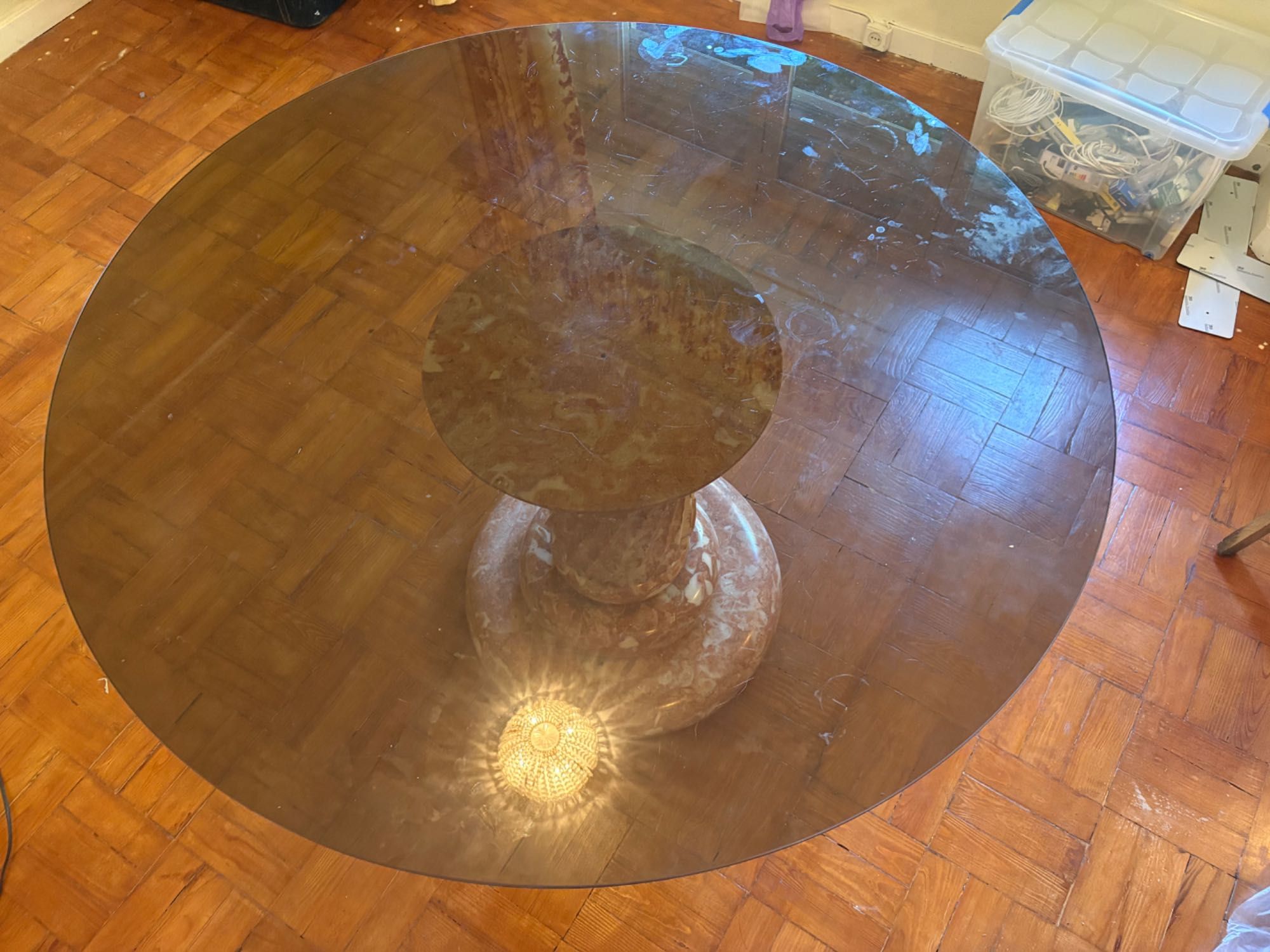Mesa-redonda com pé mármore italiano cor-de-rosa e tampo vidro grosso
