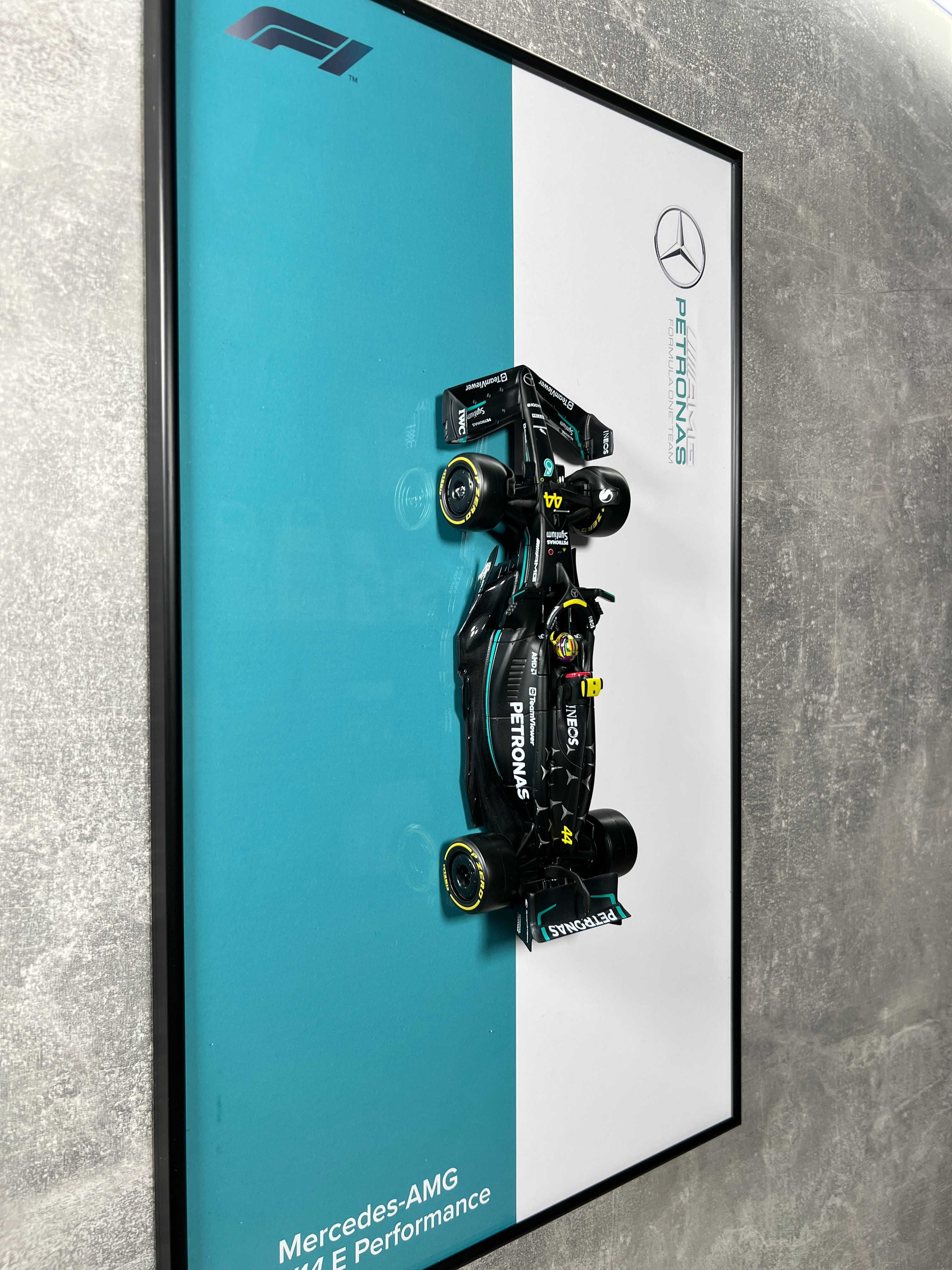 Модель Bburago F1 с Рамкой Mercedes AMG W14 2023 44 Lewis Hamilton
